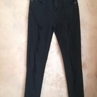 Jeans skinny nero donna con effetto strappato.