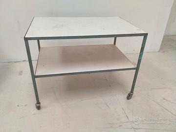 Tavolo/carrello leggero con ruote.