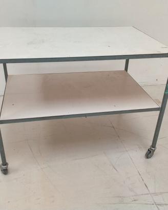 Tavolo/carrello leggero con ruote.