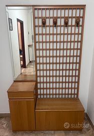 Mobile da ingresso in legno con specchio e panca.