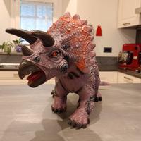 Dinosauro triceratopo gommoso di grandi dimensioni