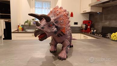 Dinosauro triceratopo gommoso di grandi dimensioni
