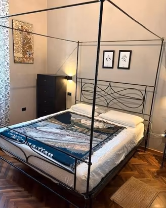 Letto matrimoniale in ferro battuto con rete