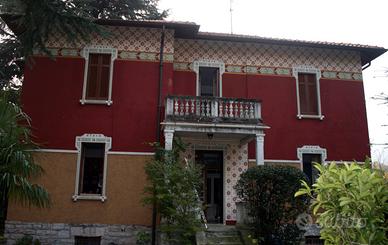 Condivido camera in villa liberty a Canzo max 3 gg