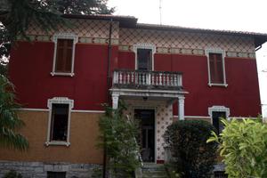 Condivido camera in villa liberty a Canzo max 3 gg