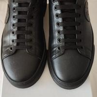 Sneakers Pollini in pelle nera.