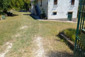 Casa colonica con terreno agricolo a Offagna (Anco
