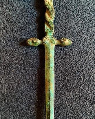 Tagliacarte antico bronzo fuso con teste di arieti