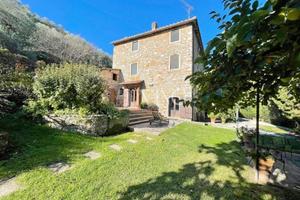Rustico / Casale di 330 m² con più di 5 locali e b