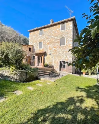 Rustico / Casale di 330 m² con più di 5 locali e b