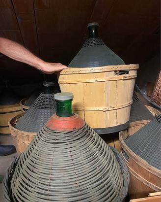 Damigiane e imbottigliatrice