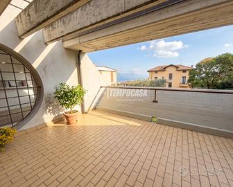 MONOLOCALE IN ZONA CENTRALE CON VISTA LAGO