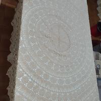 tovaglia fatta all'uncinetto per tavolo rotondo