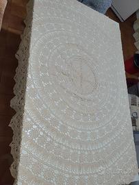 tovaglia fatta all'uncinetto per tavolo rotondo