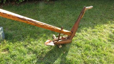 Vecchio aratro in legno