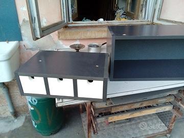 cubo in legno e cassetti 