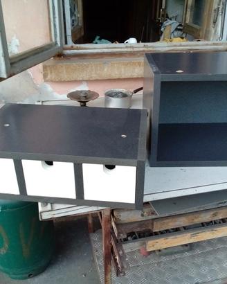 cubo in legno e cassetti 