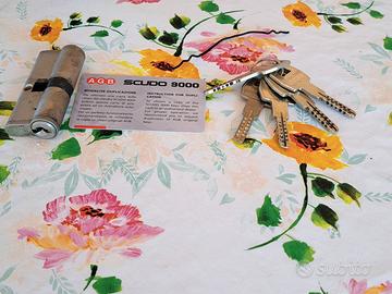 Serramento per portone d'ingresso antiscasso