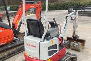 Miniescavatore TAKEUCHI TB210R