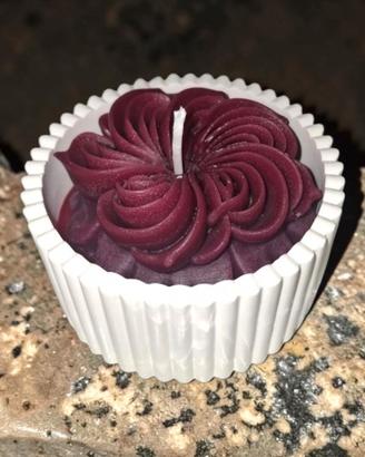 Candela artigianale in vasetto con fiore irregolar