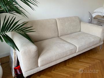 Divano beige moderno