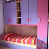 Cameretta viola e rosa con letto, scrivania,sedia