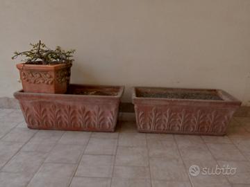 Vasi di terracotta di varie forme e misure