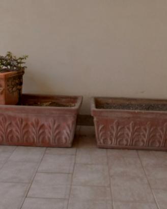 Vasi di terracotta di varie forme e misure