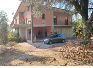Villa con terreno e ulivi