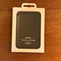 Portafoglio MagSafe  FineWoven per iPhone muschio