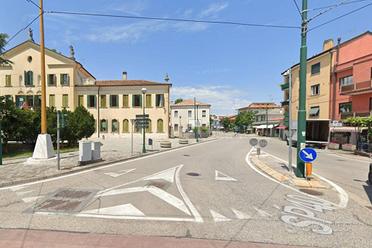 Favaro Veneto - Negozio con plateatico privato