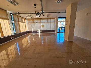 Negozio con ampie Vetrine