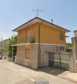 Casa indipendente + Locale commerciale
