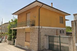 Casa indipendente + Locale commerciale