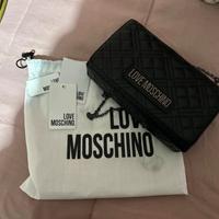 pochette love moschino