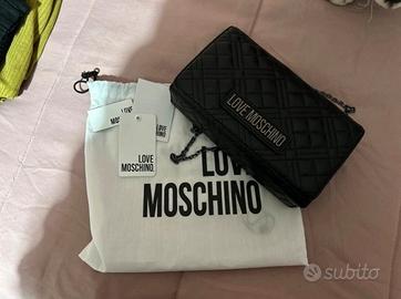 pochette love moschino