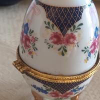 Uovo  porta oggetti in porcellana vintage. 