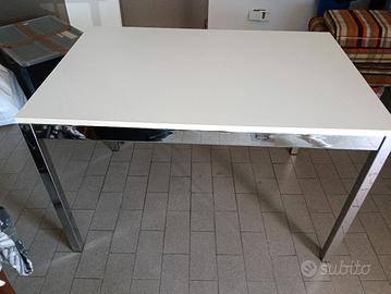 Tavolo Bianco con piedi in acciaio allungabile 