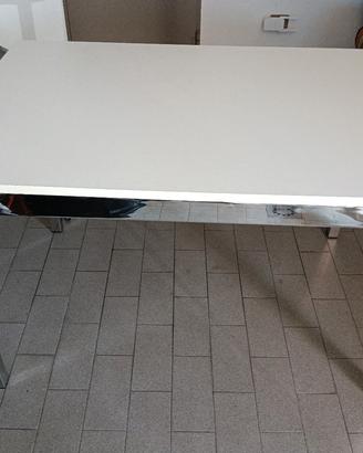 Tavolo Bianco con piedi in acciaio allungabile 