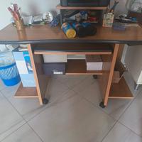 scrivania porta pc