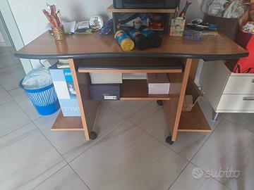 scrivania porta pc