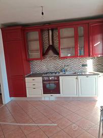 Cucina con ante in legno massello