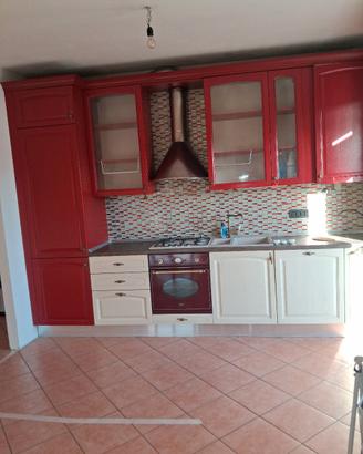 Cucina con ante in legno massello
