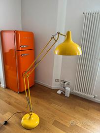 Lampada da terra design gialla