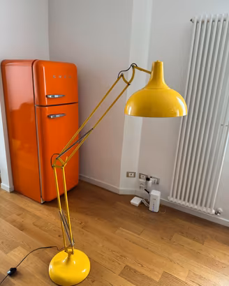 Lampada da terra design gialla