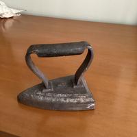 Ferro da stiro antico in ferro