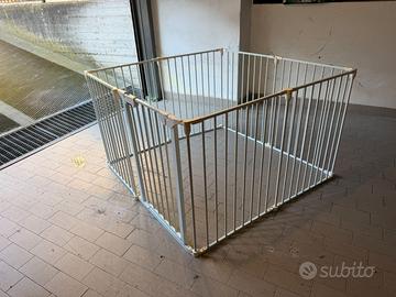 Recinti modulari in metallo bianco con cancelletto