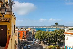 Locale con vista panoramica sul golfo