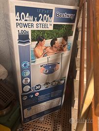 piscina mai usata ancora nel cartone