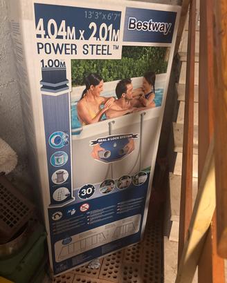 piscina mai usata ancora nel cartone